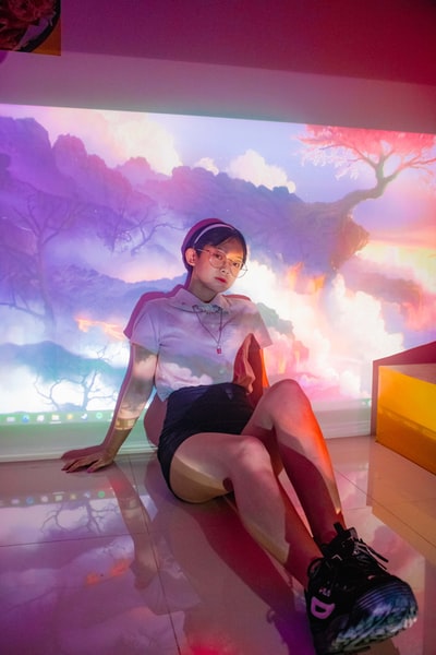 穿着黑白校服的妇女坐在棕色的木凳上